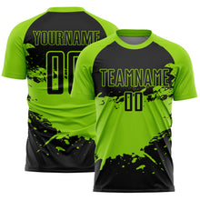 Laden Sie das Bild in den Galerie-Viewer, Custom Black Neon Green Splash Sublimation Soccer Uniform Jersey