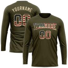 Laden Sie das Bild in den Galerie-Viewer, Custom Olive Vintage USA Flag-Cream Long Sleeve Performance Salute To Service T-Shirt