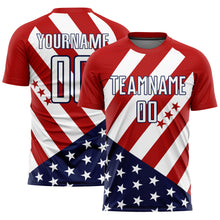 Laden Sie das Bild in den Galerie-Viewer, Custom Red White-Navy Vintage American Flag Sublimation Soccer Uniform Jersey