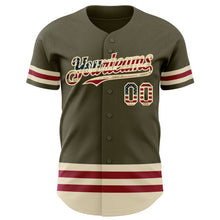 Laden Sie das Bild in den Galerie-Viewer, Custom Olive Vintage USA Flag Cream-Maroon Line Authentic Salute To Service Baseball Jersey
