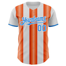 Laden Sie das Bild in den Galerie-Viewer, Custom White Electric Blue-Orange Gradient Vertical Stripe Argentina Style Authentic Baseball Jersey

