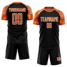 Laden Sie das Bild in den Galerie-Viewer, Custom Black Bay Orange-White African Pattern Sublimation Soccer Uniform Jersey
