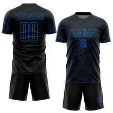 Laden Sie das Bild in den Galerie-Viewer, Custom Black-Blue Curve Lines Sublimation Soccer Uniform Jersey

