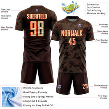 Laden Sie das Bild in den Galerie-Viewer, Custom Brown Cream-Orange Curve Lines Sublimation Soccer Uniform Jersey
