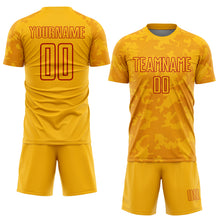 Laden Sie das Bild in den Galerie-Viewer, Custom Gold-Red Curve Lines Sublimation Soccer Uniform Jersey
