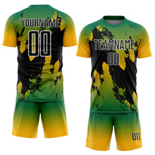 Laden Sie das Bild in den Galerie-Viewer, Custom Kelly Green Black Gold-White Gradient Splash Sublimation Soccer Uniform Jersey
