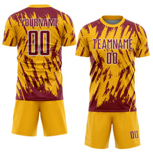 Laden Sie das Bild in den Galerie-Viewer, Custom Gold Crimson-White Splatter Torn Sharp Brush Stroke Sublimation Soccer Uniform Jersey

