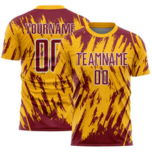 Laden Sie das Bild in den Galerie-Viewer, Custom Gold Crimson-White Splatter Torn Sharp Brush Stroke Sublimation Soccer Uniform Jersey
