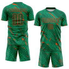 Laden Sie das Bild in den Galerie-Viewer, Custom Kelly Green-Orange Brush Stroke Slashes And Dot Grid Sublimation Soccer Uniform Jersey
