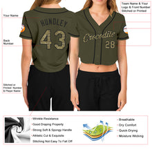 Laden Sie das Bild in den Galerie-Viewer, Custom Women&#39;s Olive Camo-Black Salute To Service V-Neck Cropped Baseball Jersey

