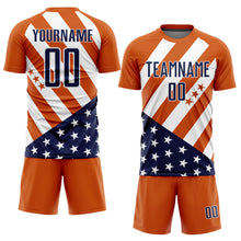 Charger l&#39;image dans la galerie, Custom Bay Orange Navy-White Vintage American Flag Sublimation Soccer Uniform Jersey
